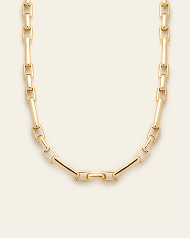 Bold gold-plated statement Figaro link necklace.